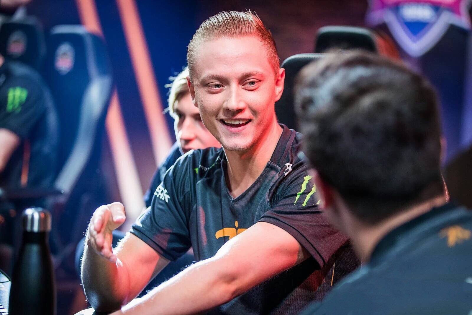 华体会官网阿扎伦卡巅峰对决，Uzi与40激战勇士分钟，逆转胜负难料！的简单介绍